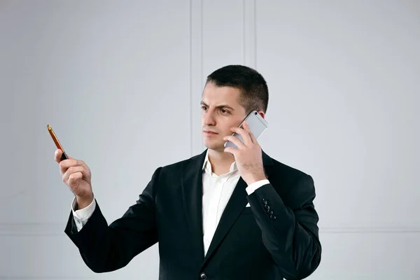 Портрет Красивого Бизнесмена Предпринимателя Разговаривающего Телефону Ручкой Руках — стоковое фото