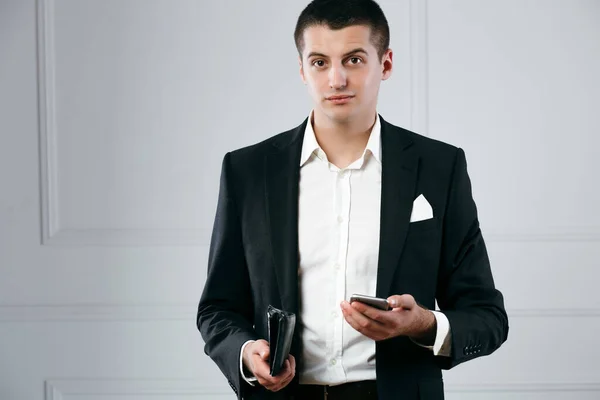 Porträtt Ung Affärsman Som Pratar Telefon Med Plånbok Handen — Stockfoto