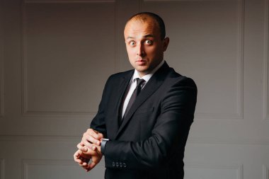 Gülen işadamı beyaz arka planı kontrol ediyor.