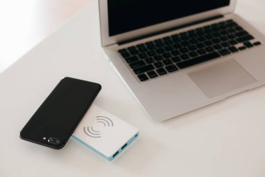 Kablosuz güç bankasının şarj ettiği telefon