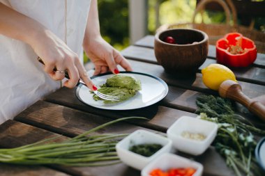 Avokadoyu çatalla ezen kadın elleri, guacamole pişiriyor. Piknik yaz yemekleri.