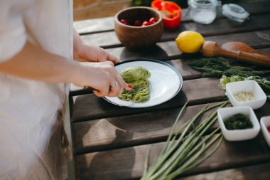 Avokadoyu çatalla ezen kadın elleri, guacamole pişiriyor. Piknik yaz yemekleri.