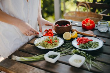 Kadının elleri biber ekliyor, guacamole pişiriyor. Piknik yaz yemekleri.