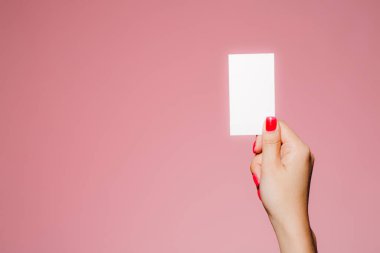 Kadının eli boş. Pembe üzerine izole edilmiş bir kartvizit.