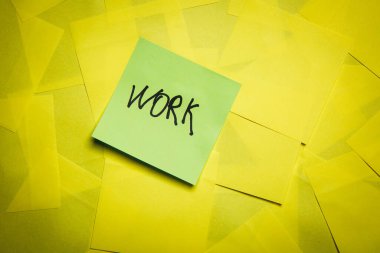 Sarı notlar üzerinde kelime çalışması olan yeşil yapışkan bir not.