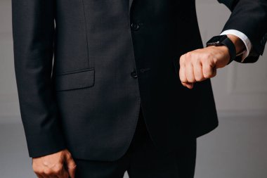 Genç işadamı, saati kontrol ediyor.