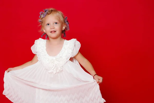Ευτυχισμένη Νεαρή Ξανθιά Σγουρή Μοντέλο Κορίτσι Χαμογελώντας Δείχνει Λευκό Φόρεμα — Φωτογραφία Αρχείου