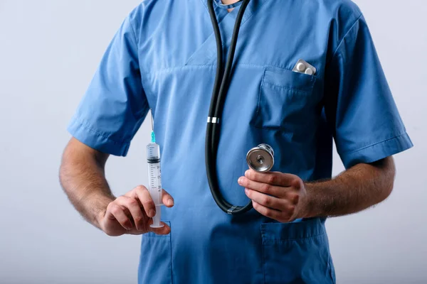 Lekarz Prowadzący Zbliżenie Strzykawka Wstrzykiwań Stetoskop Wyizolowane Białym Tle — Zdjęcie stockowe