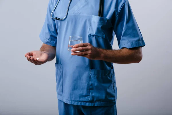 Ręce Lekarza Trzymające Tabletki Szklankę Wody Odizolowanej Białym — Zdjęcie stockowe