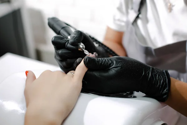 미용실에 하드웨어 분뇨를 클로즈업한 컬리스트는 드릴을 사용하여 여성의 손가락에 거름을 — 스톡 사진