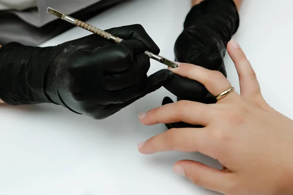 Manikürerin Feilt Und Formt Nägel Während Der Maniküre Schönheitssalon — Stockfoto