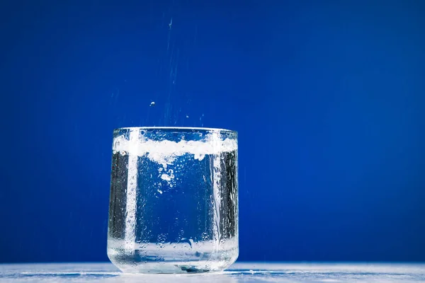 Vidro Água Parada Isolado Fundo Azul — Fotografia de Stock
