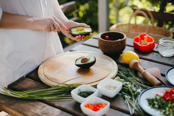 Les Mains Femme Épluchant Avocat Pour Guacamole Avec Une Cuillère — Photo