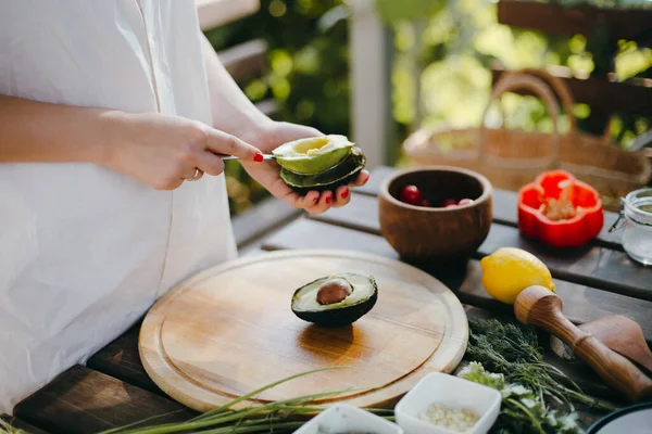 Les Mains Femme Épluchant Avocat Pour Guacamole Avec Une Cuillère — Photo