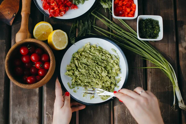 Mains Femme Écrasant Avocat Avec Une Fourchette Cuisson Guacamole Pique — Photo