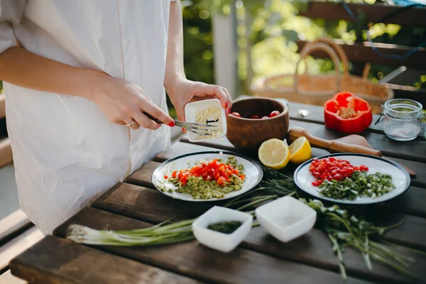 Woman Hands Adding Chopped Garlic Cooking Guacamole Picnic Summer Cooking — Stock Photo, Image