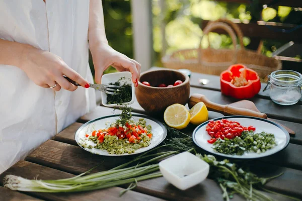 Woman Hands Adding Chopped Parsley Cooking Guacamole Picnic Summer Cooking — Stock Photo, Image