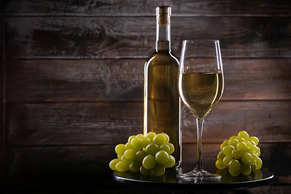 Garrafa Vinho Larga Copo Cheio Uvas Uma Mesa Fundo Madeira — Fotografia de Stock