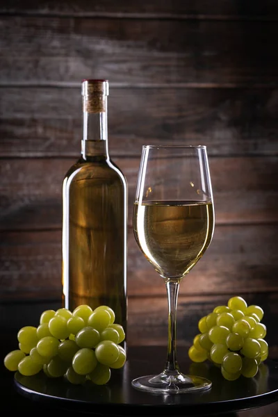 Garrafa Vinho Larga Copo Cheio Uvas Uma Mesa Fundo Madeira — Fotografia de Stock