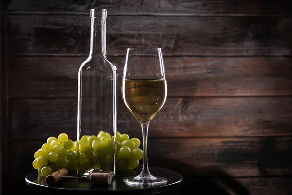 Garrafa Vinho Vazia Branca Vinho Cheio Com Uvas Uma Mesa — Fotografia de Stock