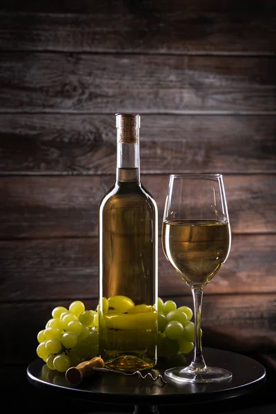 Garrafa Vinho Completa Branca Vinho Com Uvas Uma Mesa Fundo — Fotografia de Stock