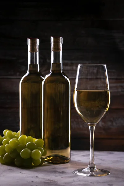 Deux Bouteilles Vin Blanc Verre Vin Avec Des Raisins Sur — Photo