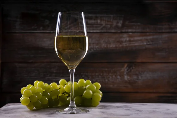 Copo Vinho Branco Com Uvas Uma Mesa Fundo Madeira — Fotografia de Stock