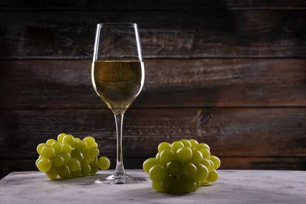 Copo Vinho Branco Com Uvas Uma Mesa Fundo Madeira — Fotografia de Stock