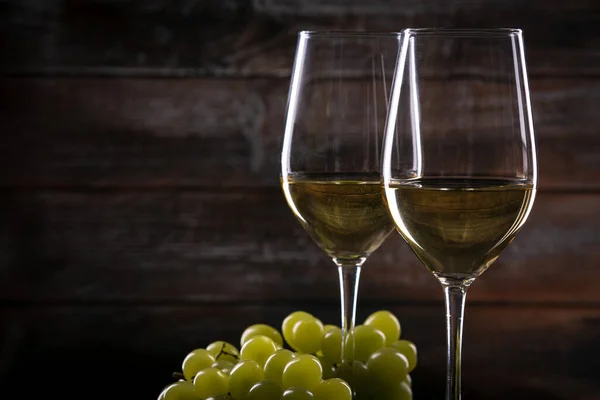 Dois Copos Vinho Brancos Cheios Com Uvas Uma Mesa Fundo — Fotografia de Stock