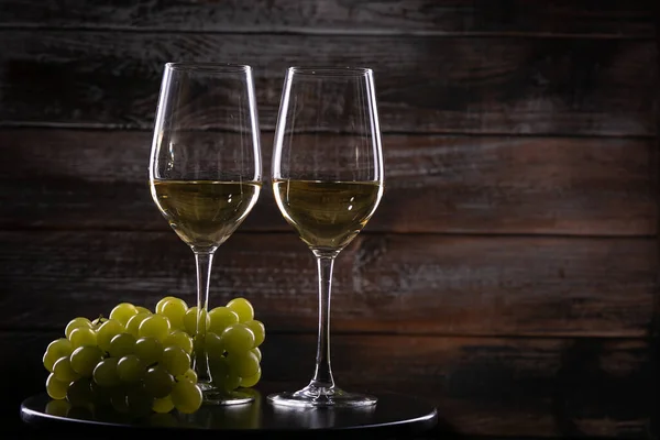 Dois Copos Vinho Brancos Cheios Com Uvas Uma Mesa Fundo — Fotografia de Stock