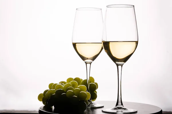 Due Bicchieri Con Vino Bianco Uva Sfondo Bianco — Foto Stock