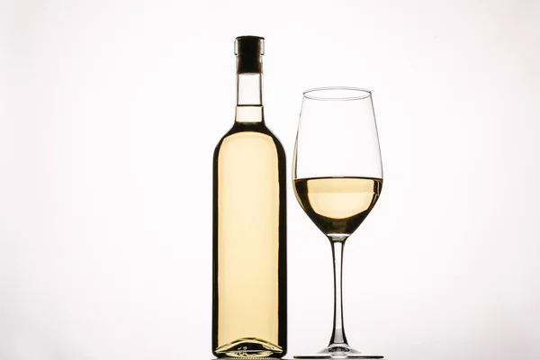 Μπουκάλι Νόστιμο Κρασί Και Ποτήρι Λευκό Φόντο — Φωτογραφία Αρχείου