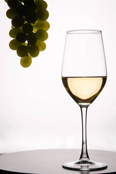 Copo Com Vinho Branco Uvas Sobre Fundo Branco — Fotografia de Stock