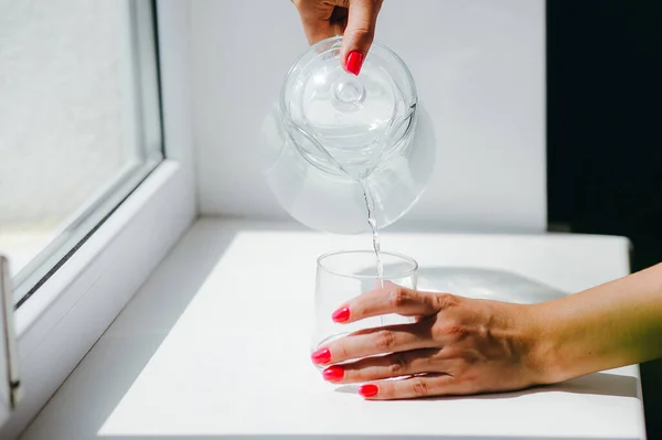 Mani Donna Versando Acqua Una Brocca Bicchiere — Foto Stock