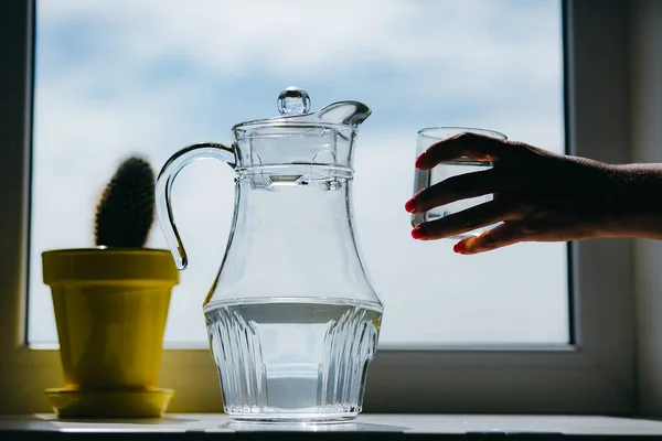 Mano Della Donna Che Tiene Bicchiere Acqua Davanzale Della Finestra — Foto Stock