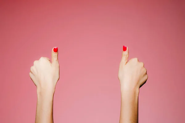 Kvinnans Händer Med Ljusa Manikyr Isolerad Rosa Bakgrund Tumme Upp — Stockfoto