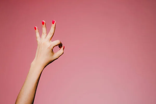 Las Manos Mujer Con Manicura Brillante Aislado Sobre Fondo Rosa —  Fotos de Stock