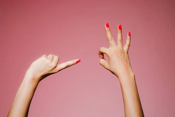 Vrouwenhanden Met Heldere Manicure Geïsoleerd Roze Achtergrond Wijzend Cirkel — Stockfoto