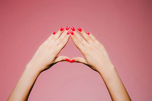 Las Manos Mujer Con Manicura Brillante Aislado Signo Triángulo Fondo —  Fotos de Stock