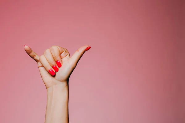 Frauenhände Mit Heller Maniküre Auf Rosa Hintergrund Rufen Mich — Stockfoto