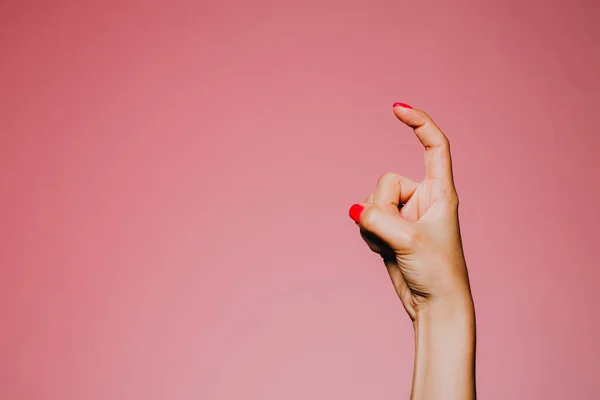 Pembe Arka Planda Parlak Manikürlü Kadın Elleri Büyük Işaret Hareketi — Stok fotoğraf