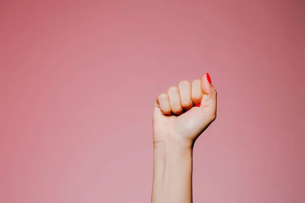 Manos Mujer Con Manicura Brillante Aislada Sobre Fondo Rosa Puño —  Fotos de Stock