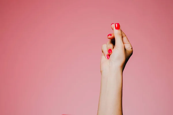 Mano Quebradiza Mujer Con Manicura Brillante Aislada Sobre Fondo Rosa —  Fotos de Stock