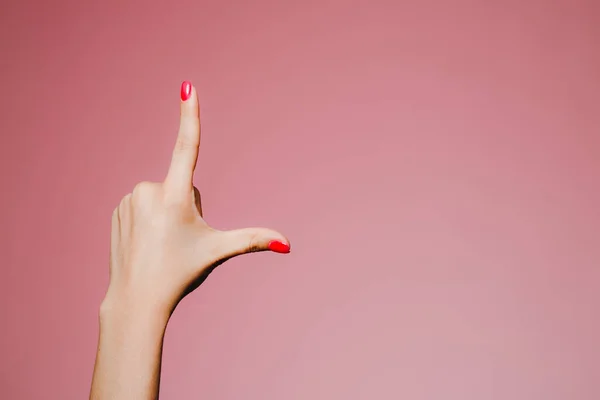 Manos Mujer Con Manicura Brillante Aislada Sobre Fondo Rosa Letra — Foto de Stock
