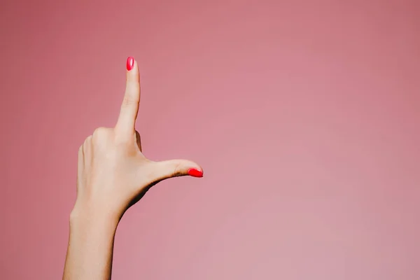 Manos Mujer Con Manicura Brillante Aislada Sobre Fondo Rosa Letra —  Fotos de Stock