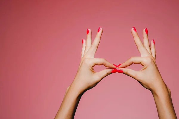 Las Manos Mujer Con Manicura Brillante Aislado Gesto Beso Fondo —  Fotos de Stock