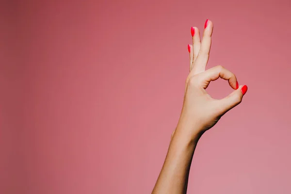 Manos Mujer Con Manicura Brillante Aislada Sobre Fondo Rosa Letra —  Fotos de Stock