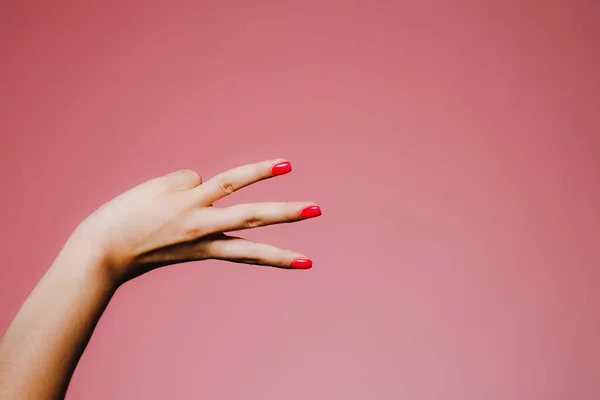 Kvinnans Händer Med Ljusa Manikyr Isolerad Rosa Bakgrund Bokstav — Stockfoto