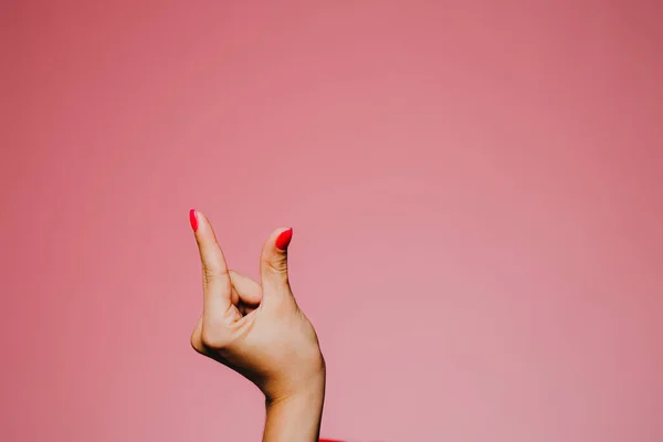 Kvinnans Händer Med Ljus Manikyr Isolerad Rosa Bakgrund Gest Liten — Stockfoto