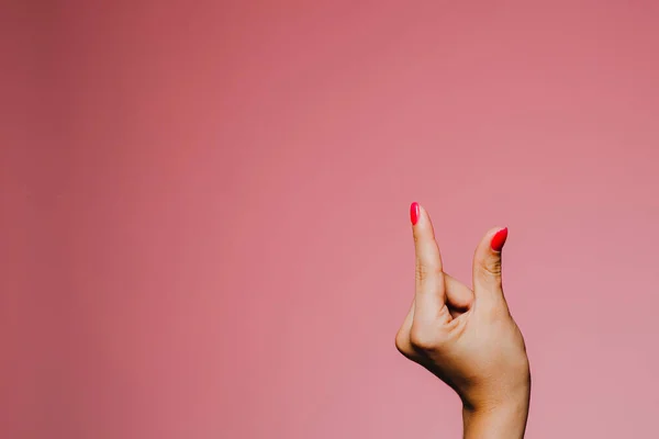 Kvinnans Händer Med Ljus Manikyr Isolerad Rosa Bakgrund Gest Liten — Stockfoto